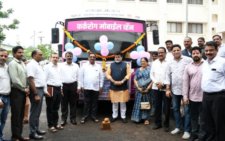 कर्करोग निदान अत्याधुनिक व्हॅनकर्करोग तपासणी मोहिमेचा पालकमंत्री डॉ. उदय सामंत यांच्या हस्ते शुभारंभ