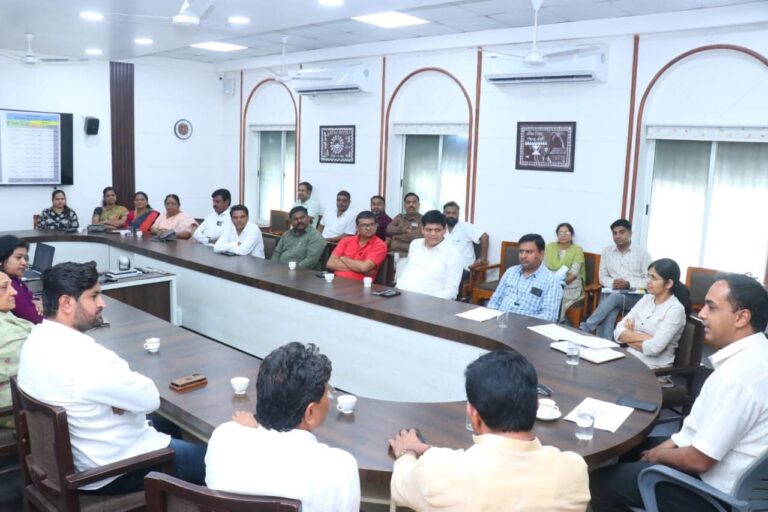 जिल्हाधिकारी यांनी घेतली प्रभाग रचना व मतदार यादी अद्ययावतीकरण मोहिमेसंदर्भात राजकीय पक्षांची बैठक