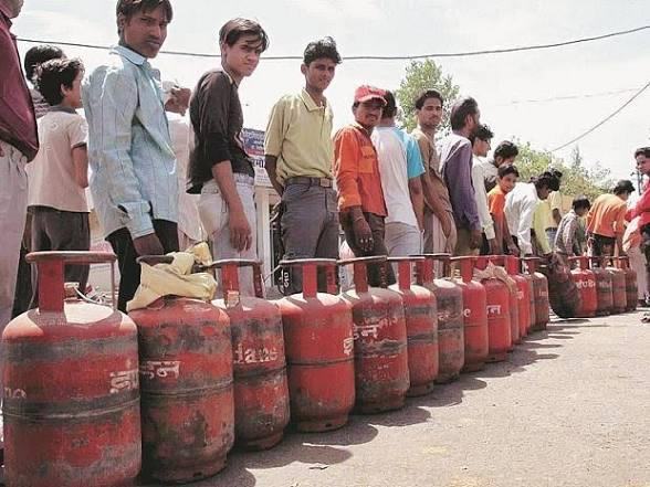 जळगावात गॅस वितरणावर कडक निर्देश; होम डिलिव्हरी बंधनकारक